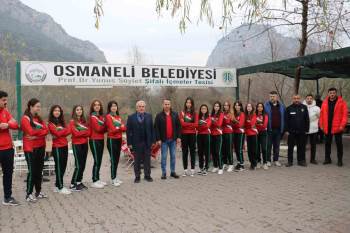 1308 Osmaneli Belediyespor Kız Voleybol Takımına Tam Destek
