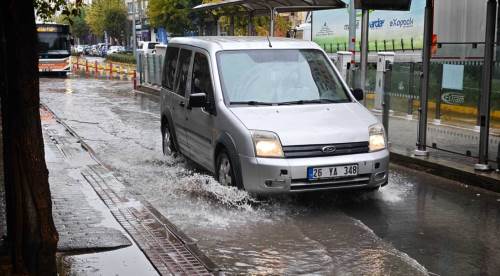 15 dakika yetti! Eskişehir’in göbeği göle döndü