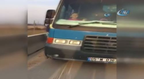 15 kişilik minibüsten bakın kaç öğrenci çıktı