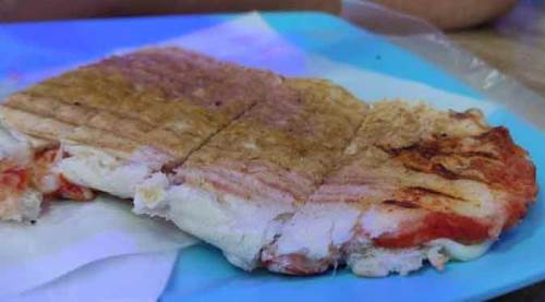 15 tost yiyenden para almıyor, üstüne altın veriyor!