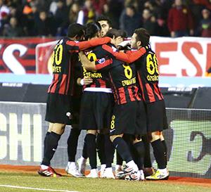 153 gündür bileğimiz bükülmüyor