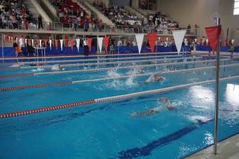 164 Sporcu Zafer İçin Kulaç Attı
