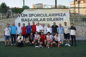 2. Ayak Tenisi Turnuvasının Şampiyonları Ödüllerini Aldı
