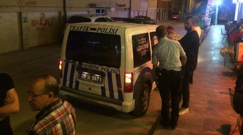 2 aracın arasına sıkışan kadın ölümden döndü