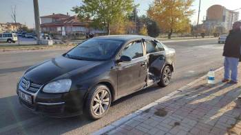 2 Aracın Çarpıştığı Kazada Üç Kişi Yaralandı
