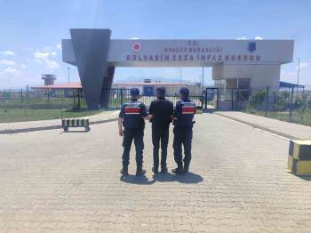 2 Ayrı Suçtan Hapis Cezasıyla Aranan Şahsı Jandarma Köyde Yakaladı
