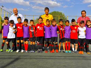 Siyah-Kırmızı Ayaklar