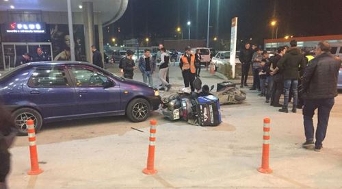 2 motosiklet ile otomobil çarpıştı; 1 yaralı