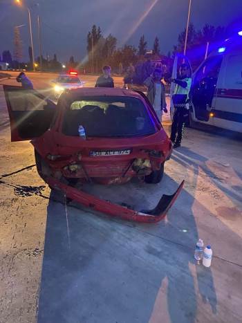 2 otomobilin çarpıştığı kazada 5 kişi yaralandı