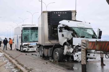 2’Si Çocuk 15 Kişinin Yaralandığı Kazada Enkaz Kaldırma Çalışması Sürüyor
