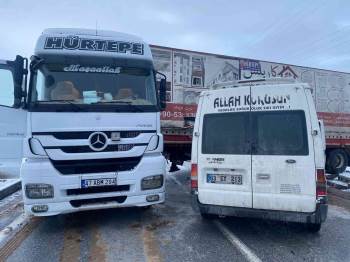 2 Tır Ve Bir Kamyonetin Karıştığı Kazada 1 Kişi Yaralandı
