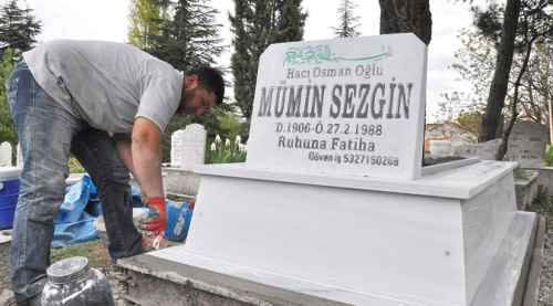 20 yıldır günleri mezarlıklarda geçiyor