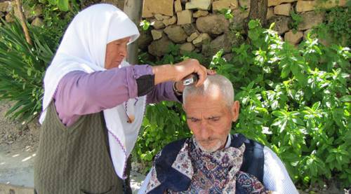 20 yıldır kocasını tıraş ediyor