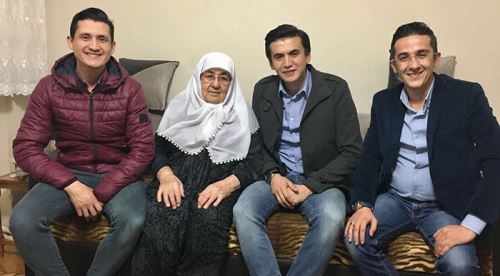 200 yaşlıyı ziyaret ettiler