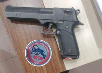 22 Suç Kaydı Bulunan Şahıs Üzerinde Kurusıkı Tabanca İle Yakalandı
