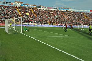 2sinide ayrı köşelere yolladı