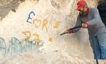 3 Bin Yıllık Vadide Sprey Boya Temizliği
