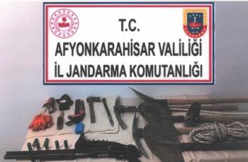 3 Bin Yıllık Vadideki Kalede Define Arayan 5 Kişi Suçüstü Yakalandı
