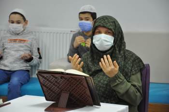 3 Çocuk Annesi Kadın 3 Yılda Hafız Oldu
