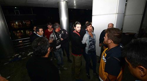 3 kafadarın intihar şovu AVM'yi savaş alanına çevirdi 