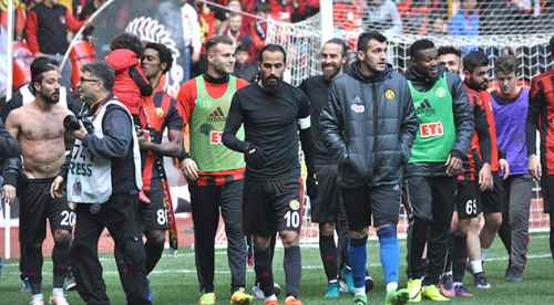 3 kırmızı, 41 de sarı kart gördük