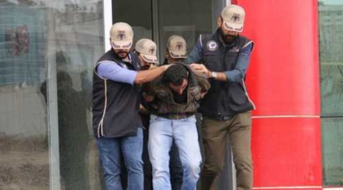 3 kızı kaçırırken yakalandı