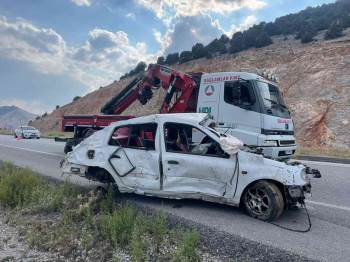 30 Metrelik Şarampole Devrilen Otomobilde 2 Kişi Hayatını Kaybetti
