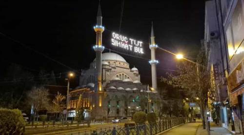 300 basamak, 300 ampul… Eskişehir’de Ramazan mahyası böyle asıldı