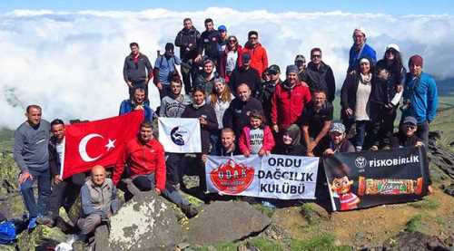 33 Dağcı Karagöl Zirvesinde