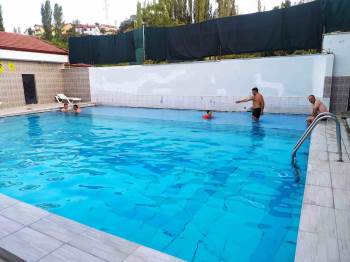 35 Derece Hava Sıcaklığında 41 Derece Sıcaklıktaki Havuza Girerek Şifa Buluyorlar
