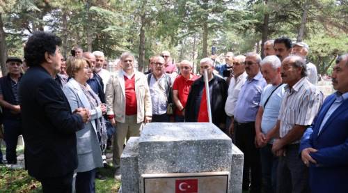 37 yıl önce şehit olan komutanlarını kabri başında andılar