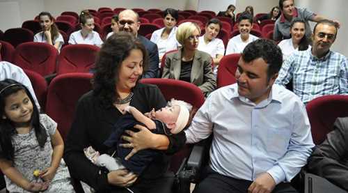 380 gramlık Azra yaşama sımsıkı tutundu