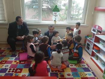 4-6 Yaş Kur’An Kursu’Nu Ziyaret Etti, Öğrencilere Hediyeler Dağıttı
