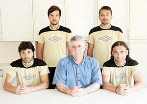 4 FUTBOLCUYU RENKLERİNE KATTI