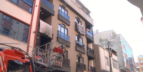 4 katlı binada yangın paniği: İçeride mahsur kaldılar