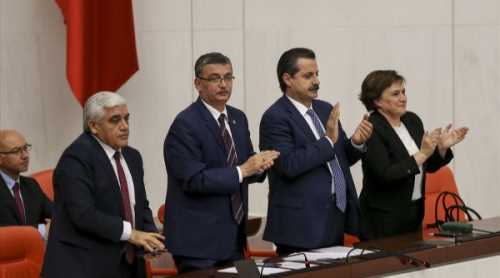 4 PARTİ KARARI AYAKTA ALKIŞLADI