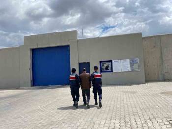 4 Yıl 6 Ay Hapis Cezası İle Aranan Şahsı Jandarma Yakaladı
