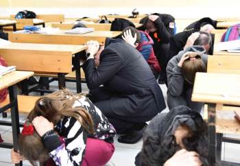 40 Bin Öğrenci Ve Öğretmen Alarmın Çalmasıyla Sıranın Altında Girdi
