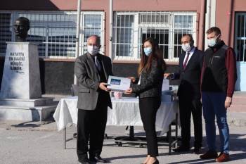 46 Öğrenciye Burs, 25 Öğrenciye Tablet
