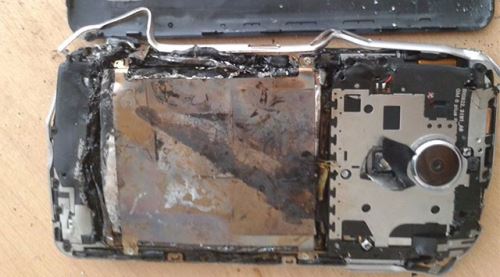 5 ay önce aldığı telefonu elinde yandı