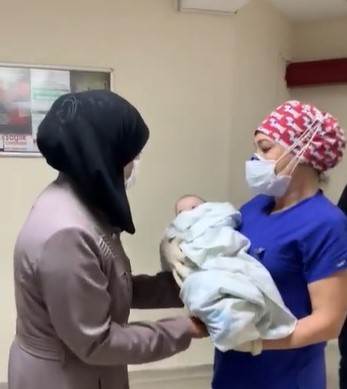 5 Aylık Bebek Korona Virüsü Yendi
