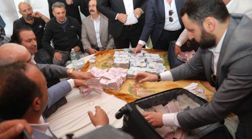 5 bin davetli katıldı, 4 kilo altın takıldı!