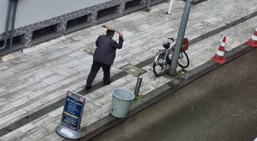 5 dakikalık dolu yağışı sokakta hayatı durdurdu