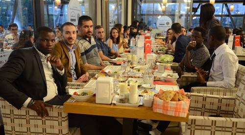 50 farklı ülkeden gelerek iftar yaptılar