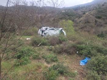 50 Metrelik Şarampole Yuvarlanan Otomobilde 2’Si Ağır, 3 Kişi Yaralandı
