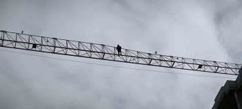 50 Metrelik Vincin Üzerine Çıkıp Aşağı Atlayacağını Söyleyen Şahsı Annesi İkna Etti
