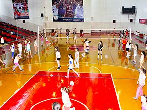 500 voleybolcu antrenman yapıyor