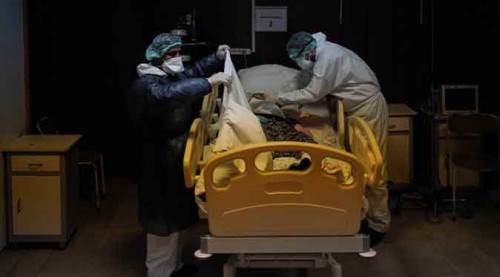 57 yıllık evliydiler, 5 saat arayla koronavirüse yenik düştüler!