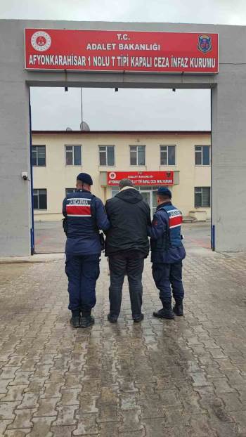 6 Yıl 8 Ay Hapis Cezasıyla Aranan Şahıs Jandarma Tarafından Yakalandı
