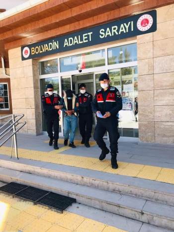 6 Yıldır Aranan Şahıs Otomobil Bagajında Kaçmaya Çalışırken Yakalandı
